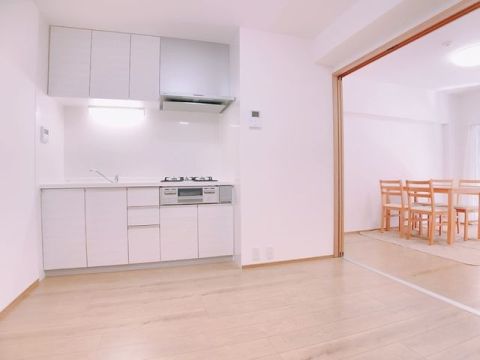 ダイニングキッチンと隣の洋室は引き戸で仕切られており、開放してＬＤＫとしてお使い頂くことも可能です。